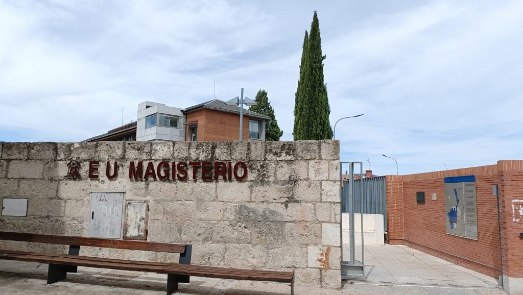 Acceso actual a la Escuela de Magisterio de Guadalajara. (Foto: La Crónic@)