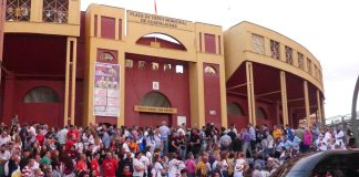 Una multitud espera a que se abra la puerta grande de la plaza de toros de Guadalajara el 16 de septiembre de 2022. (Foto: La Crónic@)