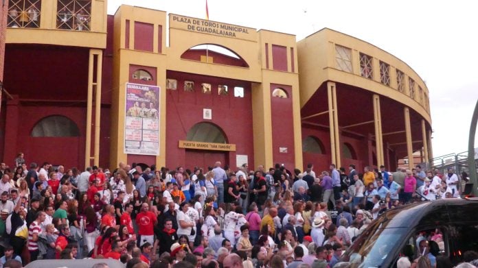 Una multitud espera a que se abra la puerta grande de la plaza de toros de Guadalajara el 16 de septiembre de 2022. (Foto: La Crónic@)