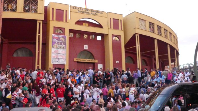 esperando-la-salida-de-os-toreros Una multitud espera a que se abra la puerta grande de la plaza de toros de Guadalajara el 16 de septiembre de 2022. (Foto: La Crónic@)