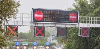 Señalización que indica el acceso al túnel de la M-30 cerrado, tras la rotura de una tubería. (Foto: Jesús Hellín / EP)