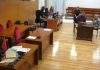 El acusado responde, asistido por una intérprete, a las preguntas de la fiscal, en la primera sesión del juicio por los atropellos de Yunquera.