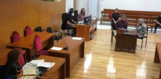El acusado responde, asistido por una intérprete, a las preguntas de la fiscal, en la primera sesión del juicio por los atropellos de Yunquera.