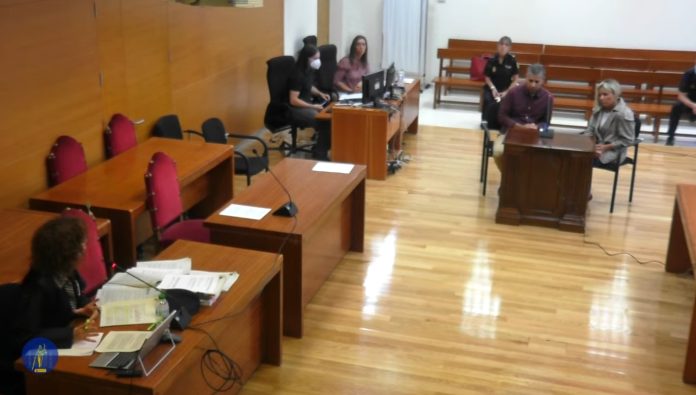El acusado responde, asistido por una intérprete, a las preguntas de la fiscal, en la primera sesión del juicio por los atropellos de Yunquera.