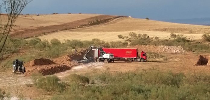 fosas-gallinas-marchamalo Grandes fosas se han abierto cerca de Marchamalo para enterrar restos de granjas afectadas por gripe aviar. (Foto: A. C)