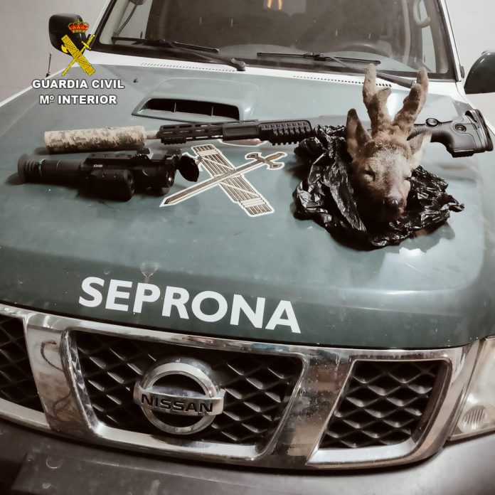 Material intervenido a un furtivo en Guadalajara. (Foto: Guardia Civil)