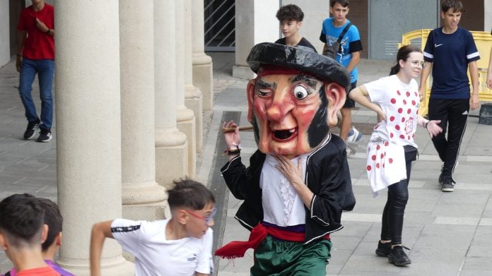 Hecho unos zorros termina más de un cabezudo... y algún chaval también prueba los zorros que ellos empuñan. (Foto: La Crónic@)