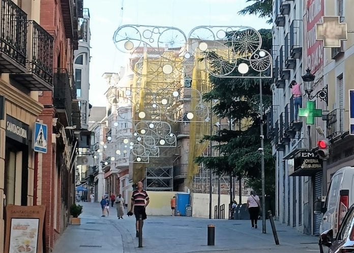 Iluminación festiva para las Ferias de Guadalajara, el 2 de septiembre desde la calle Miguel Fluiters. (Foto: La Crónic@)