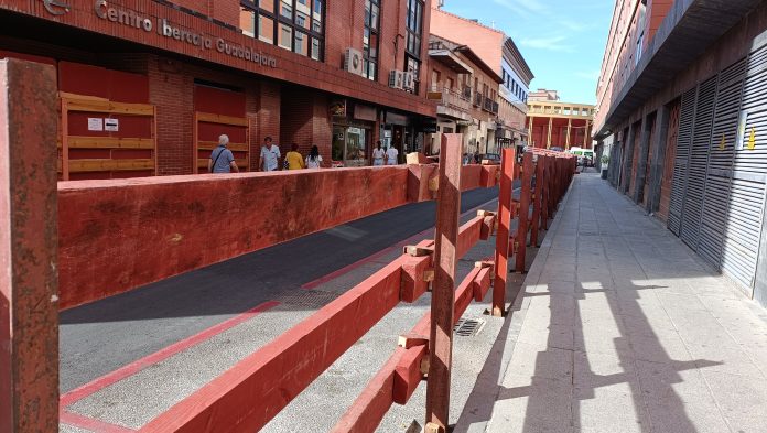 Las talanqueras ya están instaladas en el recorrido de los encierros de Guadalajara. (Foto: La Crónic@)