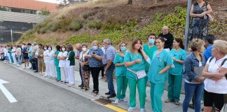Pacientes, visitas y personal sanitario esperaron en la acera la llegada de los reyes. (Foto: La Crónic@)