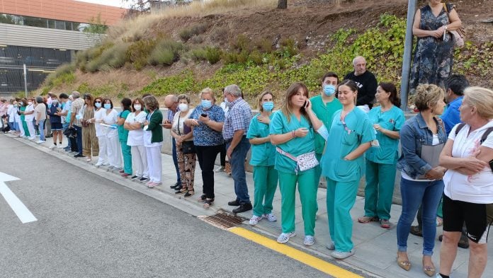 Pacientes, visitas y personal sanitario esperaron en la acera la llegada de los reyes. (Foto: La Crónic@)