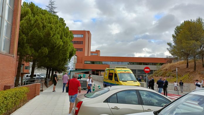 Hay que andar y meterse en el parking para llegar a pie a las consultas y servicios que se van trasladando a la ampliación del Hospital. (Foto: La Crónic@)