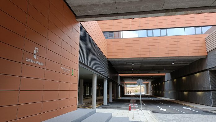 Acceso a la zona de Urgencias del Hospital de Guadalajara. (Foto: La Crónic@)