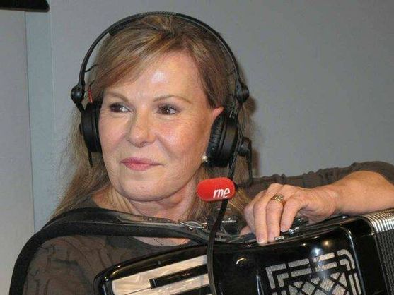 María Jesús, y su acordeón, durante una entrevista en Radio Nacional. (Foto: RTVE)