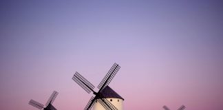 4 alternativas de ocio en Castilla-La Mancha Molinos de viento en Castilla-La Mancha, en un paisaje nevado.