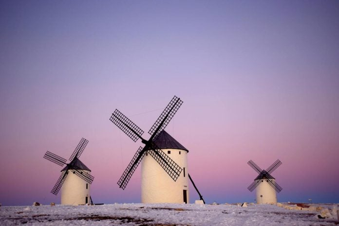 Molinos de viento en Castilla-La Mancha, en un paisaje nevado.