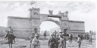 Entrada al campamento de Monte Arruit, tras el asedio.