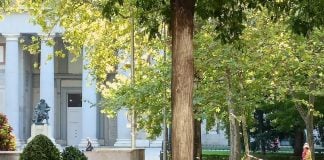 El Museo del Prado desde el paseo de Recoletos, en el verano de 2022. (Foto: La Crónic@)