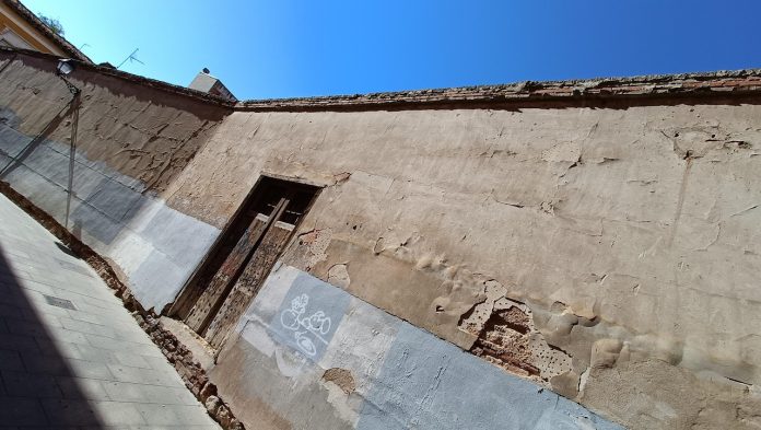 pared-de-un-solar-en-el-centro-de-guadalajara Mucho sol y poca sombra en Guadalajara. El calor veraniego vuelve este fin de semana a la capital y a toda la provincia. (Foto: La Crónic@)