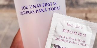 Preservativos y vasos para difundir el "sólo sí es sí" con la firma de Unidas Podemos.