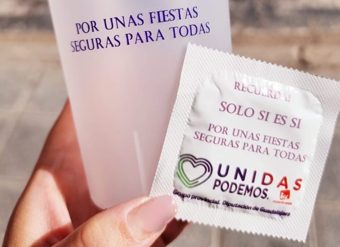 Preservativos y vasos para difundir el 