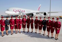 Una aeronave de Qatar Airways, con su tripulación de cabina.