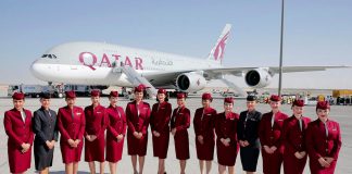 Una aeronave de Qatar Airways, con su tripulación de cabina.