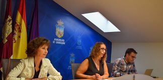 Sara Simón, flanqueada por Pilar Sánchez y Jaime Sanz en la comparecencia del 6 de septiembre en el Ayuntamiento de Guadalajara.