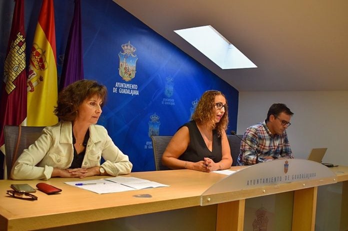 Sara Simón, flanqueada por Pilar Sánchez y Jaime Sanz en la comparecencia del 6 de septiembre en el Ayuntamiento de Guadalajara.