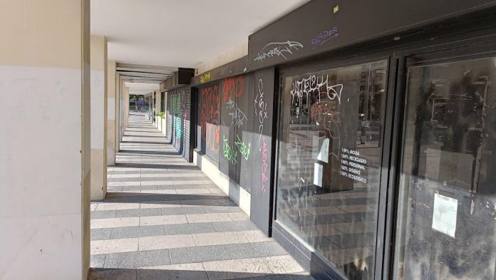 Soportales sin actividad comercial en la Plaza de Santo Domingo en el verano de 2022. (Foto: La Crónic@)
