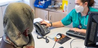 Atención a una paciente, mediante el sistema de traducción telefónica, en una consulta del Sescam.