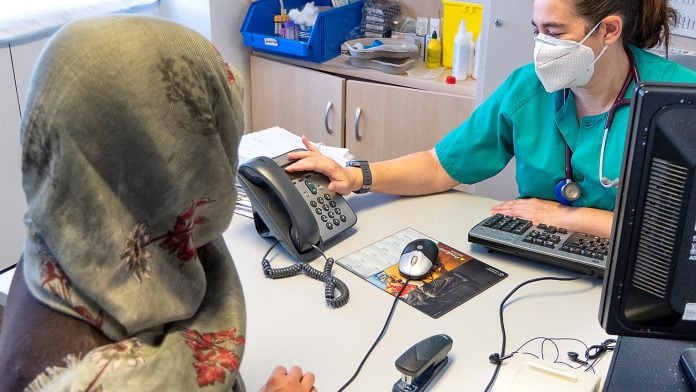 Atención a una paciente, mediante el sistema de traducción telefónica, en una consulta del Sescam.