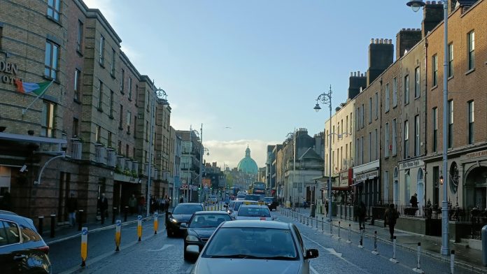 Según los registros consulares, hay castellanomanchegos en 123 países del mundo. En la imagen, una calle de Dublín, la capital de Irlanda. (Foto: La Crónic@)