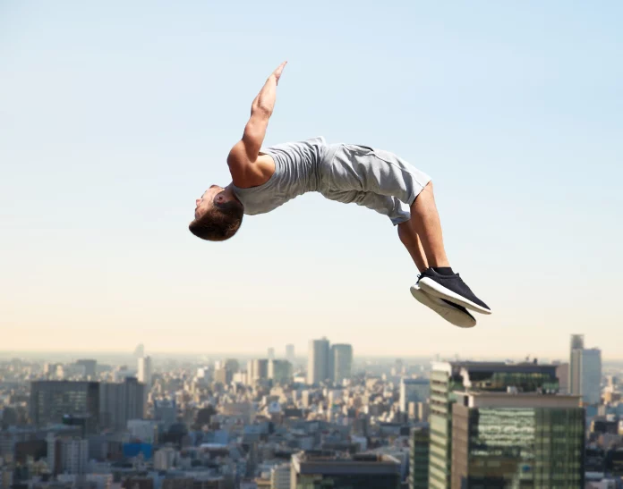 Ejemplo de parkour sobre el fondo de una gran ciudad.