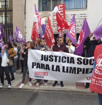 Protesta de limpiadoras de la provincia de Guadalajara frente a la sede de CEOE en la capital alcarreña.