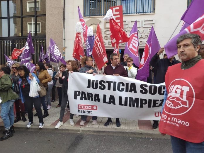 Protesta de limpiadoras de la provincia de Guadalajara frente a la sede de CEOE en la capital alcarreña.