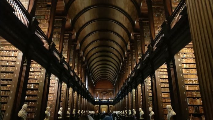 Biblioteca del Trinity College, en Dublín (Irlanda). (Foto: La Crónic@)