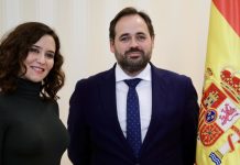 El presidente del Partido Popular de Castilla-La Mancha, Paco Núñez, y la presidenta de la Comunidad de Madrid, Isabel Díaz Ayuso, en su encuentro el 25 de noviembre de 2022 en la capital de España.