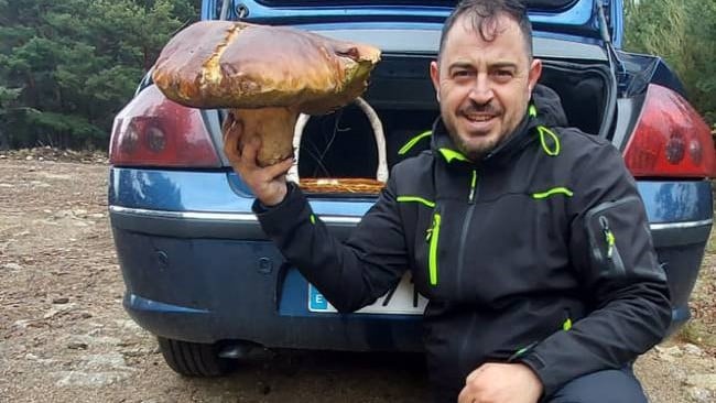 El descomunal boletus de casi 4 kilos, sostenido por su descubridor.