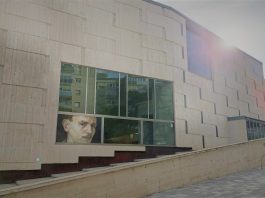 Exterior del Teatro Buero Vallejo de Guadalajara, en noviembre de 2022. (Foto: La Crónic@)