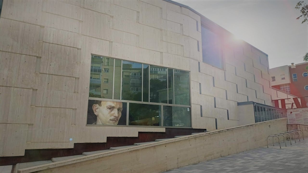 Exterior del Teatro Buero Vallejo de Guadalajara, en noviembre de 2022. (Foto: La Crónic@)