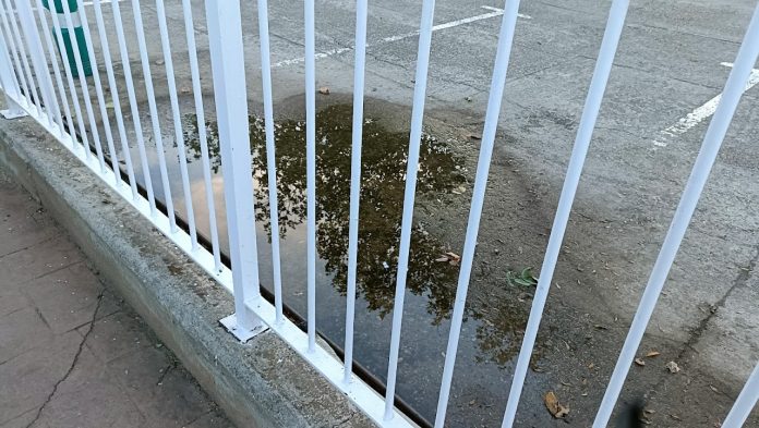 Reflejo en un charco en un pueblo de la provincia de Guadalajara, en noviembre de 2022. (Foto: La Crónic@)