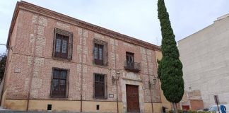 Fachada del palacio de la Cotilla, con el único de los tres cipreses que sobreviven de los que llegó a tener. (Foto: La Crónic@)