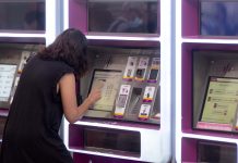 Usuaria de Renfe intentando sacar un billete en una expendedora automática de la estación de Atocha. (Foto: EP)