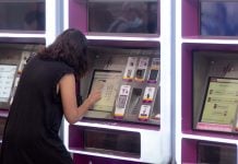Cambios en Cercanías este fin de semana: te afectarán si vas a Madrid Usuaria de Renfe intentando sacar un billete en una expendedora automática de la estación de Atocha. (Foto: EP)