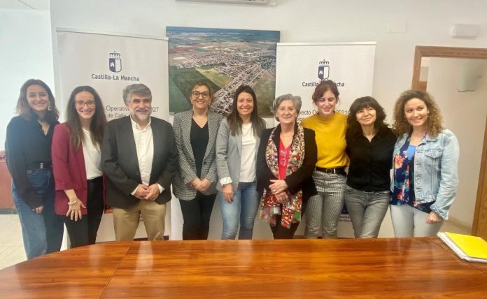 La consejera de Bienestar Social, Bárbara García Torijano, en Villanueva de la Torre. JCCM 31/10/2022