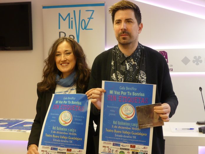 La cantante Natividad Baldominos y el concejal de Bienestar Social de Guadalajara, Ignacio de la Iglesia.