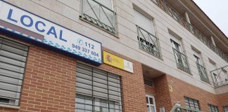 Al igual que ocurre con la Policía Local, a la Oficina de la Guardia Civil se accede por la parte trasera del Ayuntamiento de Cabanillas del Campo.