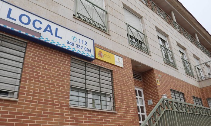 Al igual que ocurre con la Policía Local, a la Oficina de la Guardia Civil se accede por la parte trasera del Ayuntamiento de Cabanillas del Campo.