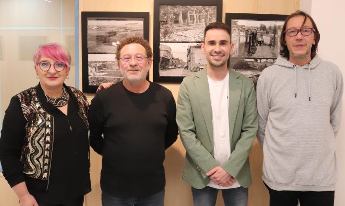 Jesús Ropero junto a los responsables municipales de su exposición en Cabanillas.